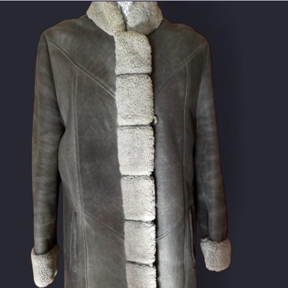 Beautiful shearling coat, stands collar. - Picture 7 of 9